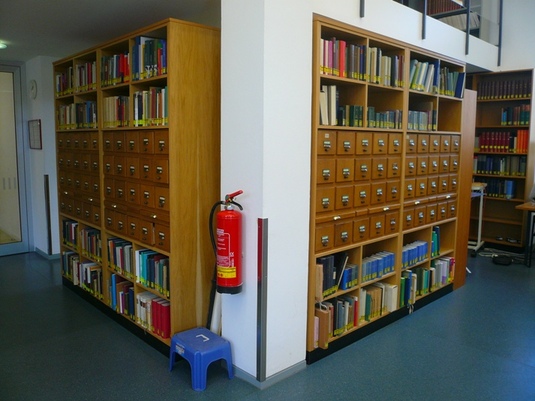 Historischer Karteikasten in der Institutsbibliothek (Bild: Bernhard Kleber)